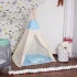 Dětský týpý stan vhodný do pokojíčků i na zahradu. Luxusní provedení s okénkem a roletkou, komfortní podložkou a dvěmi polštáři. Teepee stan je útulné místo, které dětem poskytne parádní úkryt a&nbsp;potřebné soukromí. Navíc skvěle vypadá! Rozměry stanu jsou 160x120x100 cm.&nbsp;